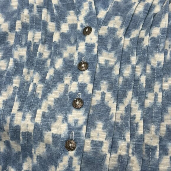 Women's 1X blue and ivory short sleeve shirt with pin tucks and buttons on front - Picture 6 of 12